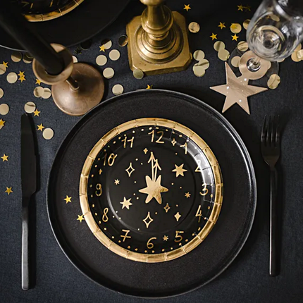 Tafel gedekt voor oud en nieuw met zwarte en gouden versiering