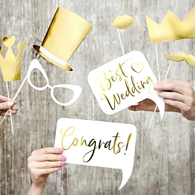 photo booth props in het wit en goud voor een bruiloft