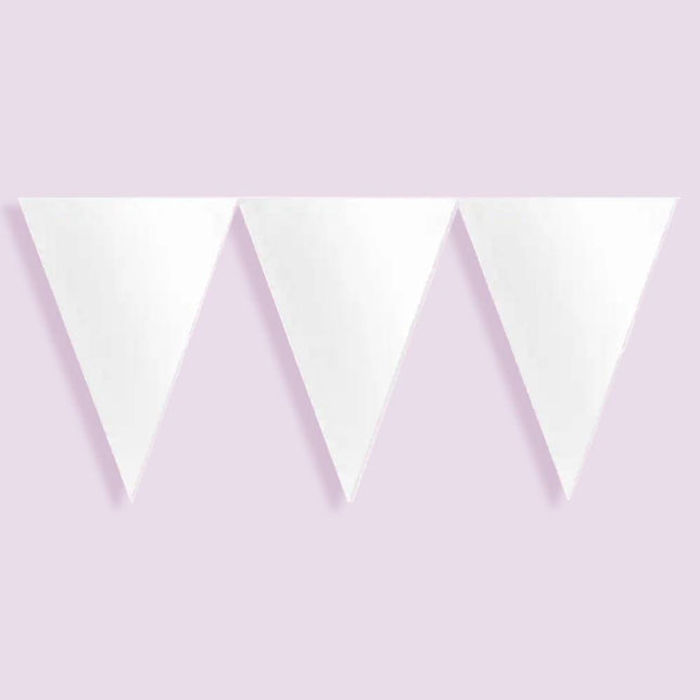 Witte slinger op roze achtergrond