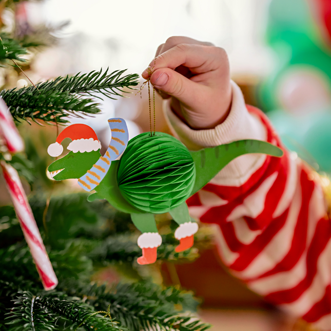 kersthanger dino met kerstmuts en sokken