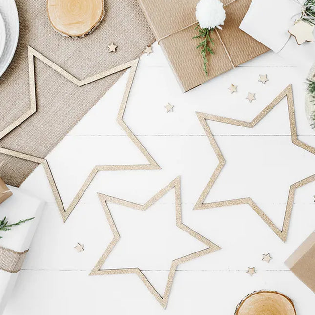 Tafel met drie gouden houten sterren met glitters