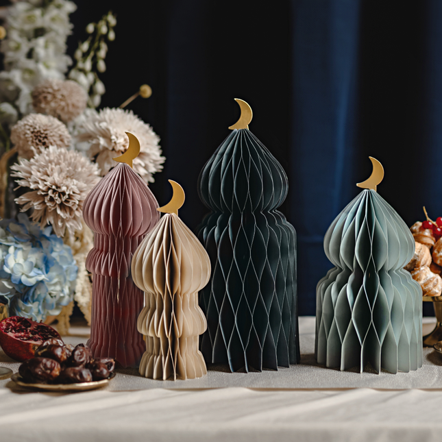 dome vormige honeycombs in het blauw, roze, groen en grijs met een gouden, halve maan