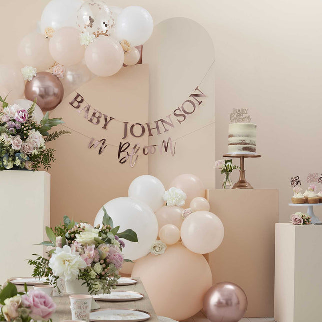 chique babyshower decoratie met lichtroze kleuren en bloemen