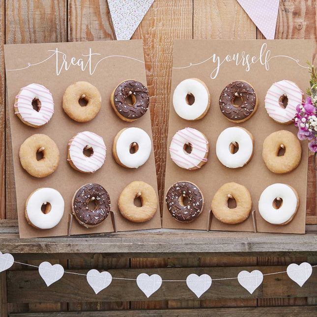 twee donut walls met kraft achtergrond