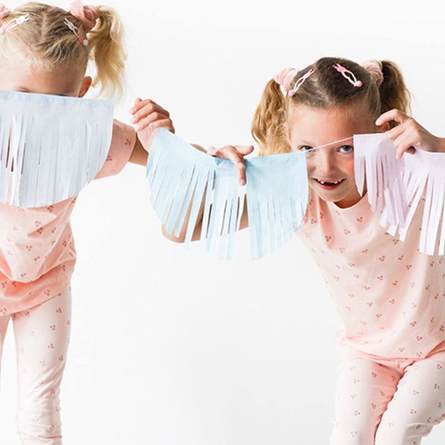twee kinderen met slinger met franjes