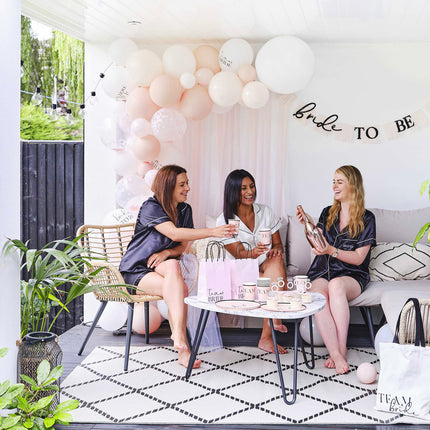 drie vrouwen vieren vrijgezellenfeest