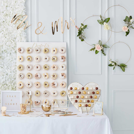 Hapjes tafel voor bruiloft met chocolaatjes en donuts