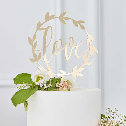 Taart Topper Love Acryl Goud op een taart