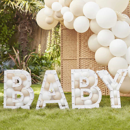 Ballonstandaard in de vorm van het woord Baby voor rotan scherm en boog van ballonnnetjes