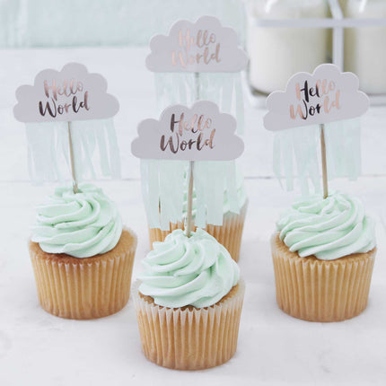 Cupcakes met cupcake toppers in de vorm van een wolk met hello world erop