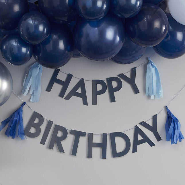 Letter banner in het donkerblauwe met de tekst Happy Birthday