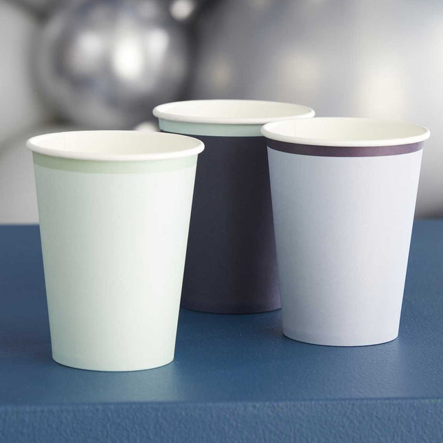 drie papieren bekers in de kleuren lichtblauw donkerblauw en mintgroen
