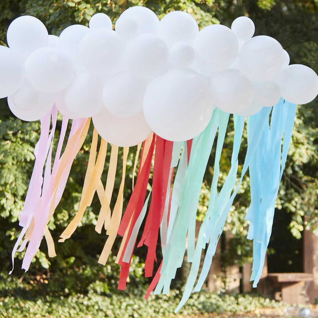 Ballonnenbundel in de vorm van een wolk met meerkleurige streamers eronder