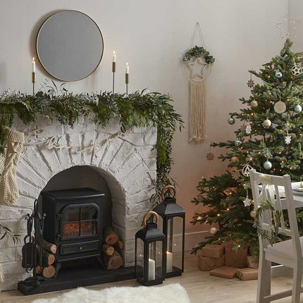 Kamer met houtkachel en kerstversiering