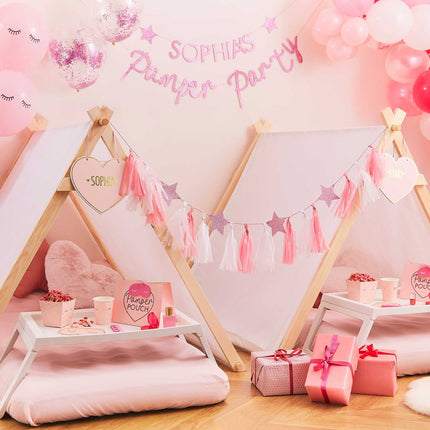 houten tipi tenten met versieringen voor een slaapfeestje