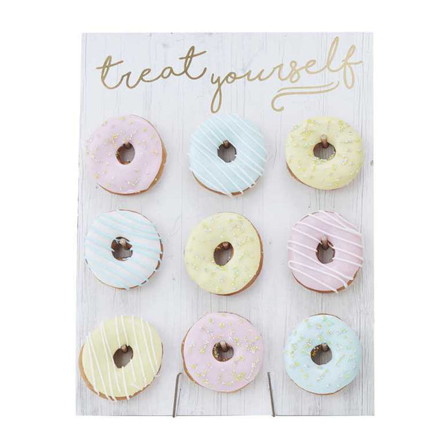 Donut Wall met donuts in pastelkleuren en de tekst treat Yourself