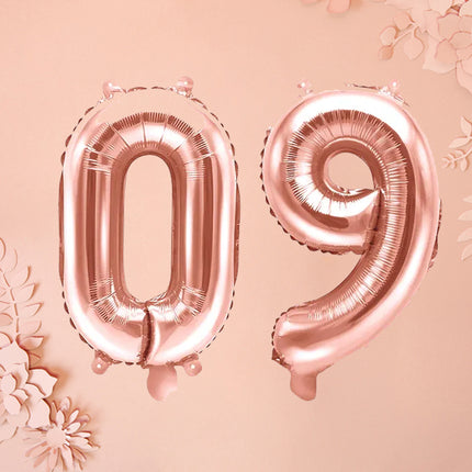 rose gouden foliecijfers tegen roze achtergrond