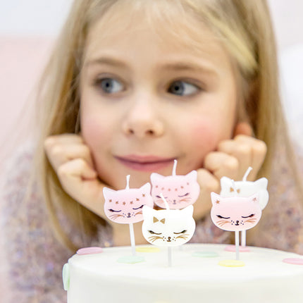 meisje met taart met kattentaartkaarsjes