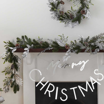 Schouw met kerstlinger met takjes en zilveren merry christmas slinger