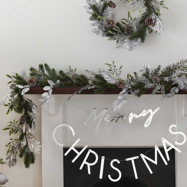 Schouw met kerstlinger met takjes en zilveren merry christmas slinger