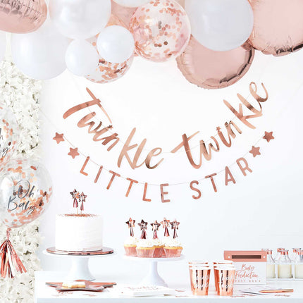 tafel met taart cupcakes en rose gouden babyshower versiering