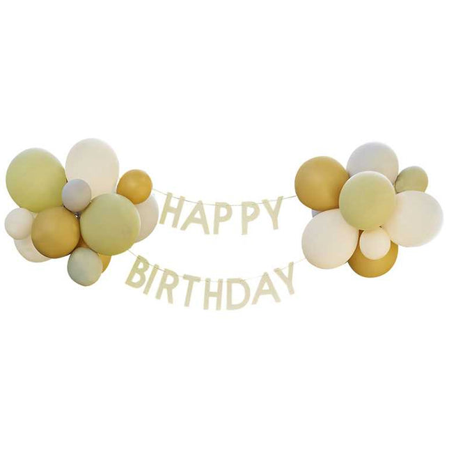 ballonnenbundels met daartussen en banner met happy birthday