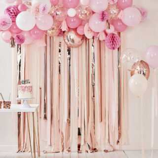 roze en rose gouden streamers en ballonnenversieringen