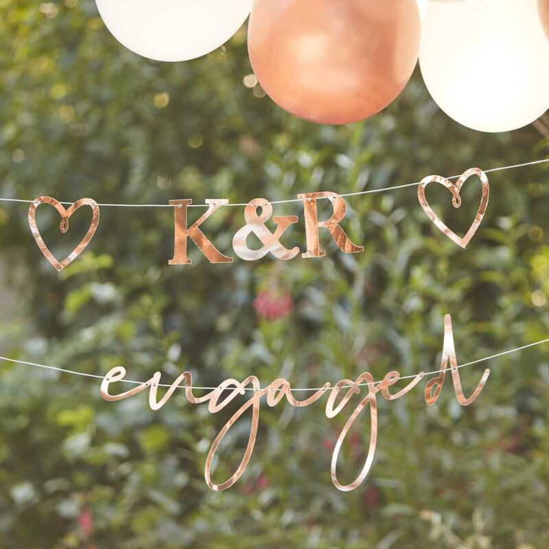 letter banner met daarop twee hartjes en de tekst K & R Engaged