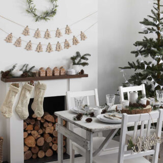 Kamer met kerstboom en kerstdecoratie