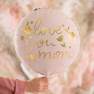 roze folieballon met de gouden tekst love you mom