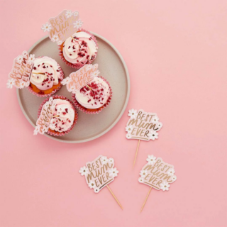 Cupcakes staan op een beige bord op een roze ondergrond en zijn versierd met prikkers met madeliefjes en de tekst best mum ever