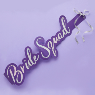 Paarse sjerp met iridescent tekst bride squad en zilveren glitterlint