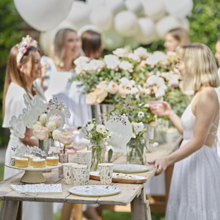 Bruiloft in de lente met mooi versierde tafel met groene versiering met bloemen