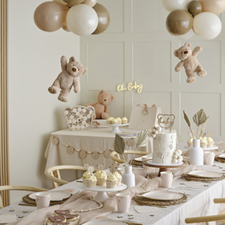 Neutrale babyshower versiering met houten en bruine tinten