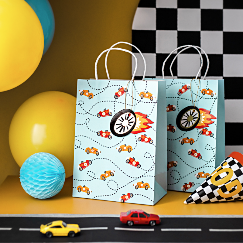 cadeautasjes met auto's erop