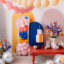 versiering woonkamer met ballonnen slingers en discoballen en een reuze cijfer 1