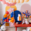versierde woonkamer met ballonnen slingers en discoballen en een reuze cijfer