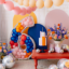 kamer versierd met pastel ballonnen en een reuze cijfer