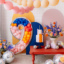 kamer versierd met pastel ballonnen en een reuze cijfer