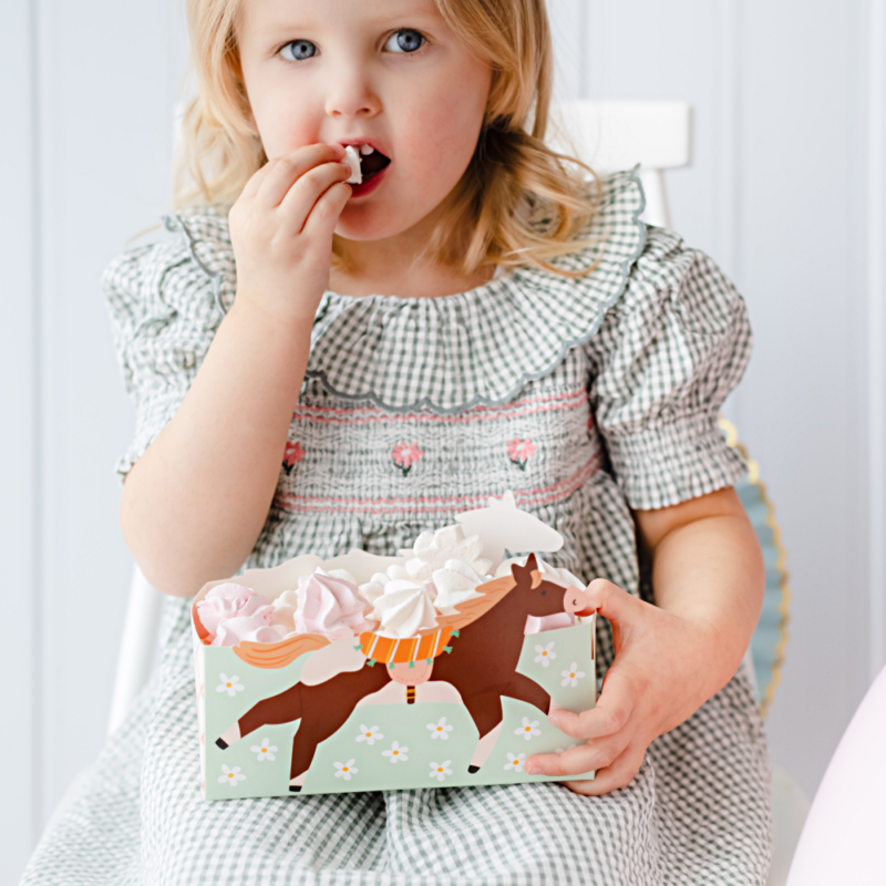 meisje met snackbakje met een paard