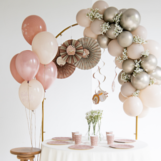 babyshower versiering met roze en creme ballonnen en borden