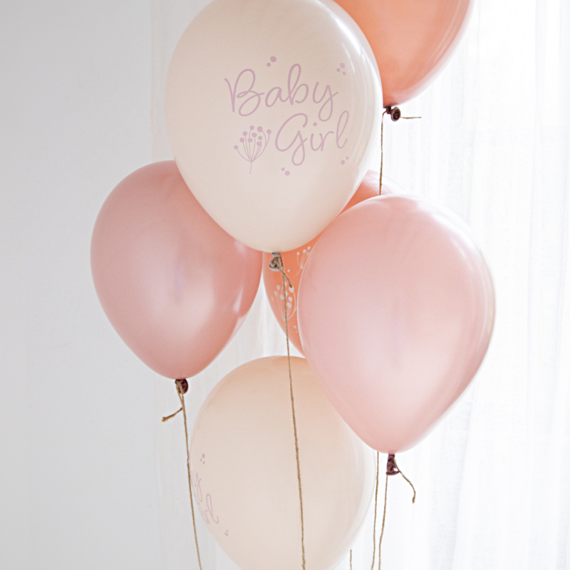 babyshower versiering met roze en creme ballonnen