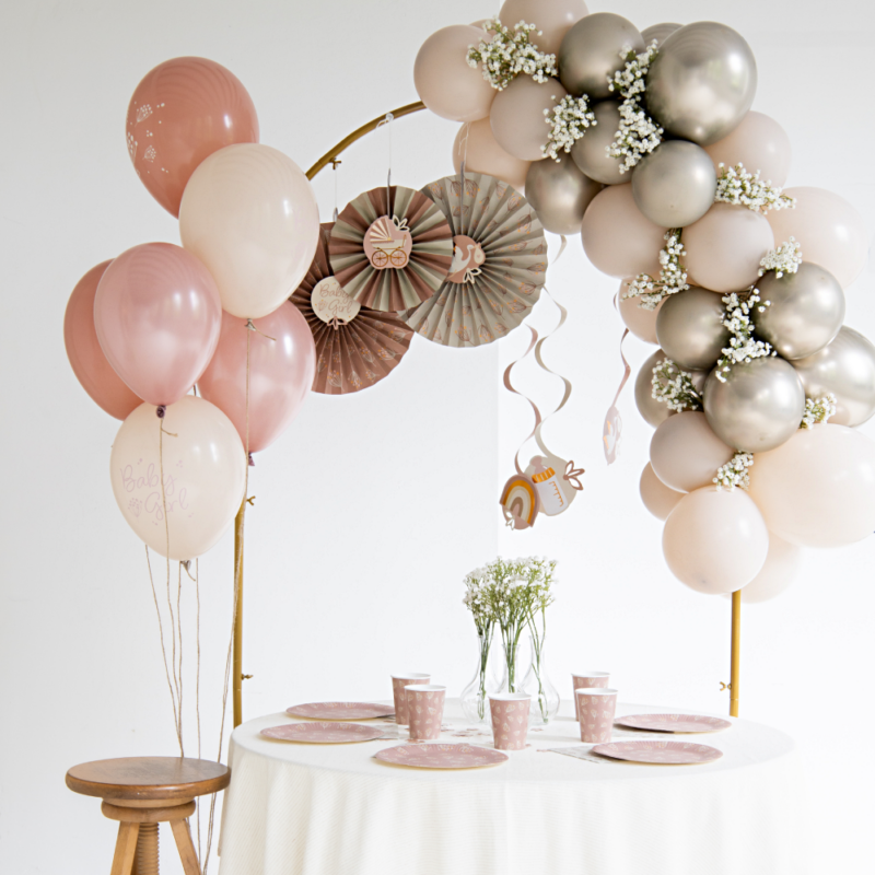 babyshower met zachtroze en neutrale versiering