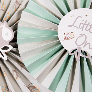 mintgroen met grijs gestreepte waaier en de tekst little one voor een babyshower