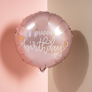 roze folieballon met de creme tekst happy birthday en gouden sterren