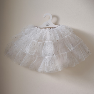 witte tutu met zilveren details hangt aan een witte kledinghanger