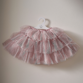 roze tutu met zilveren diamantjes hangt aan een witte kledinghanger