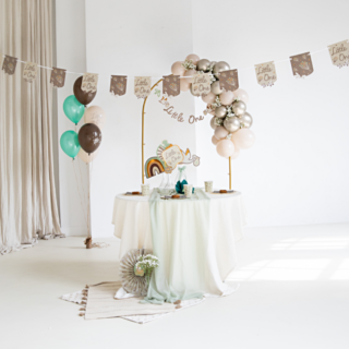 babyshower versiering met creme en grijze versiering