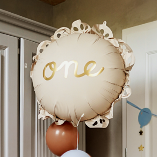 beige folieballon met gouden tekst one en ruches