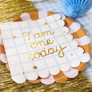 beige met blauw geblokte servetten met de gouden tekst i am one today